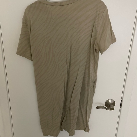 Smash and Tess Everyday T-shirt Dress in beige pattern, size small - Picture 7 of 7